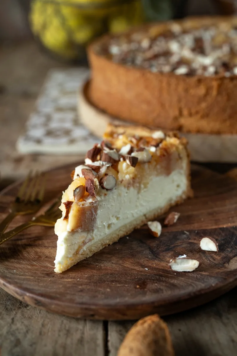 Cremiger K&auml;sekuchen mit Schmand und Quitten