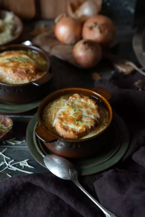 Einfaches Rezept für die klassische französische Zwiebelsuppe